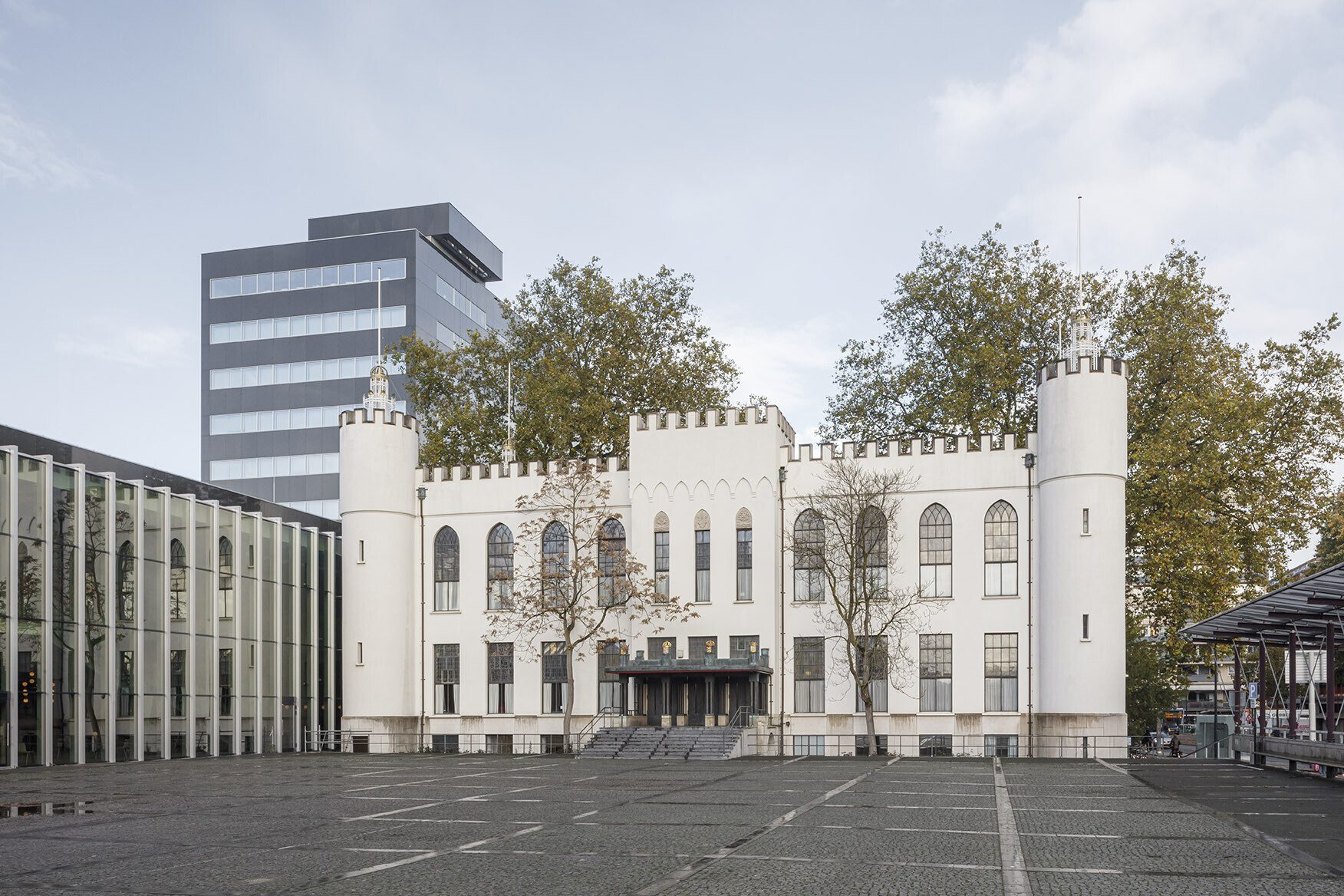 1_Stadhuis-Tilburg_Met Paleis-Raadhuis-aan-Willemsplein_2021_Karin-Borghouts