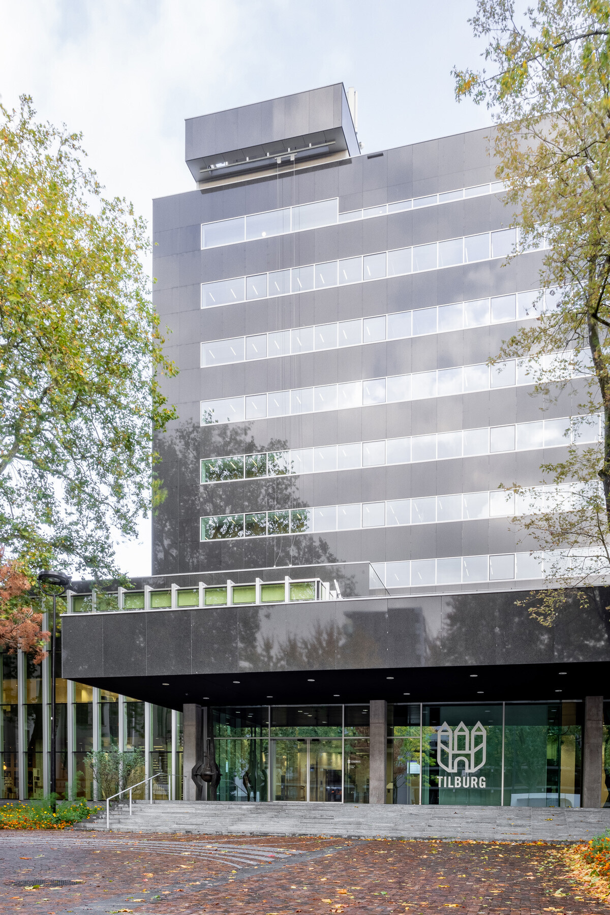 2_Stadhuis-Tilburg_Luifel-en-trappen-markeren-entree-aan-Stadhuisplein_2021_DEDRIE-architecten